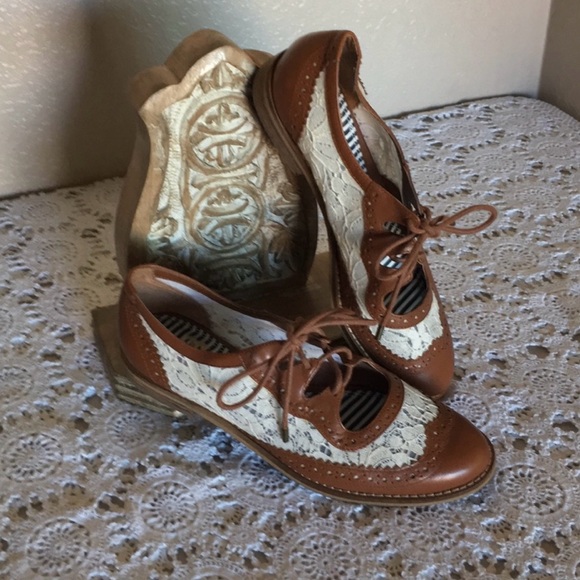 Gianni Bini Shoes - Brown and Cream Women's Lace-Up Shoes